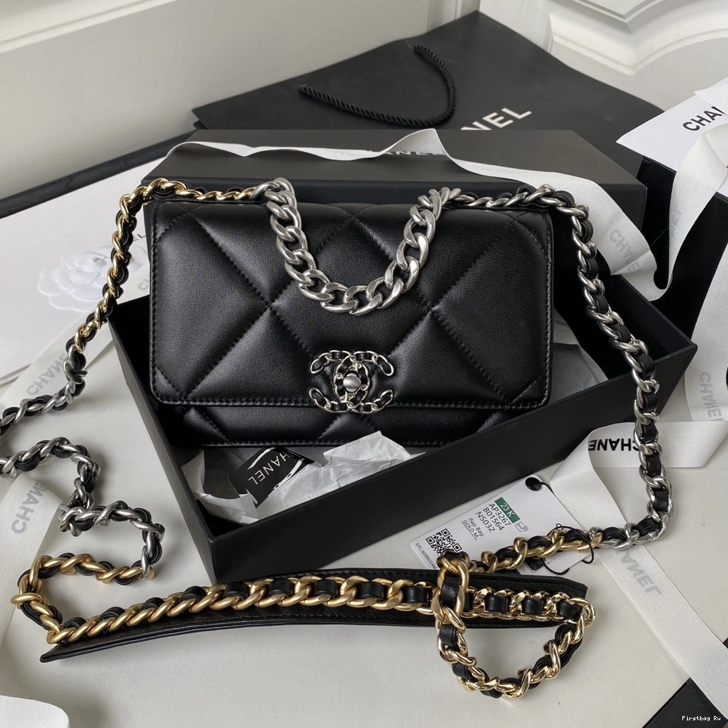 First Bag Ru CHANEL CHAIN 19 ON WALLET 0809